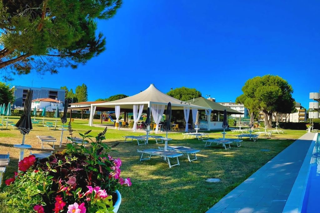 Hotel mit Poolbar