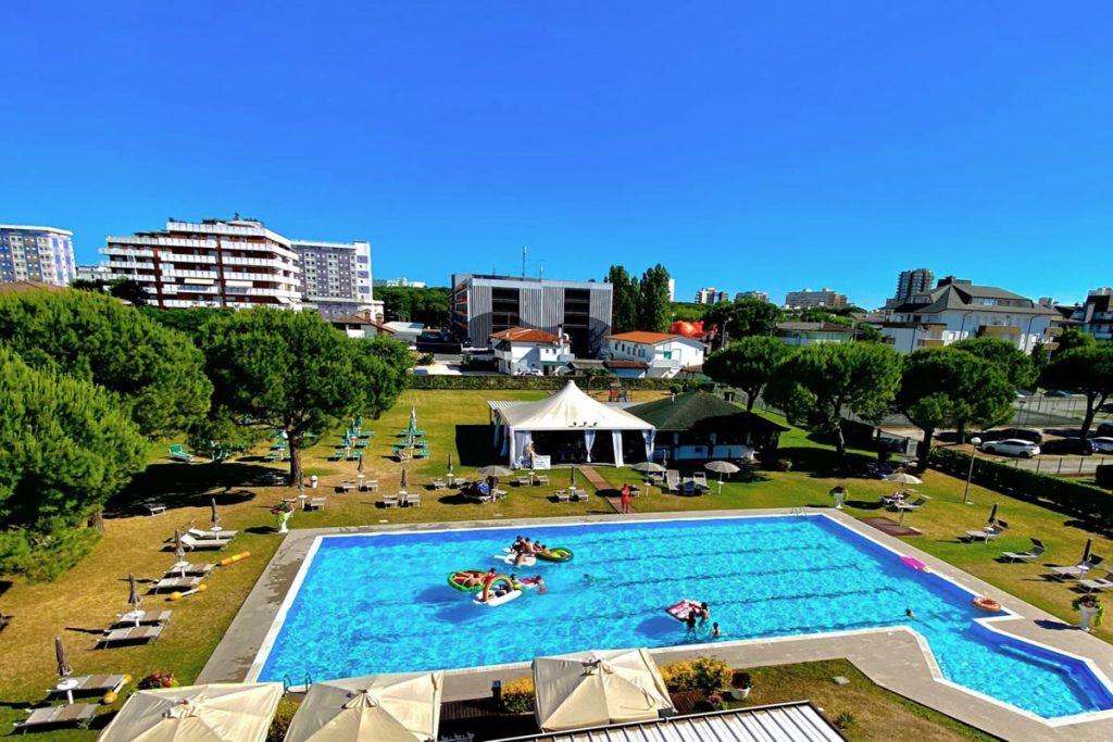 Hotel con Piscina semi Olimpionica
